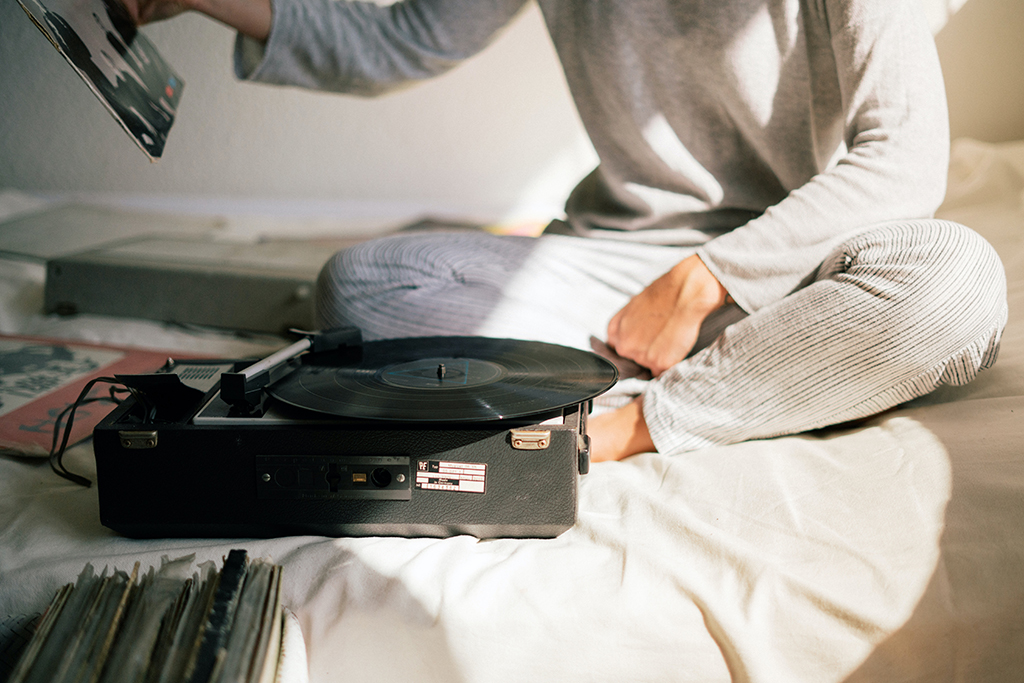 Top 8 Best Old Record Players under $200